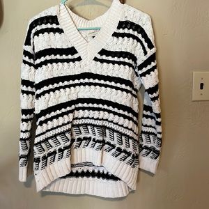 Universal threads- black and white v neck soft sweater